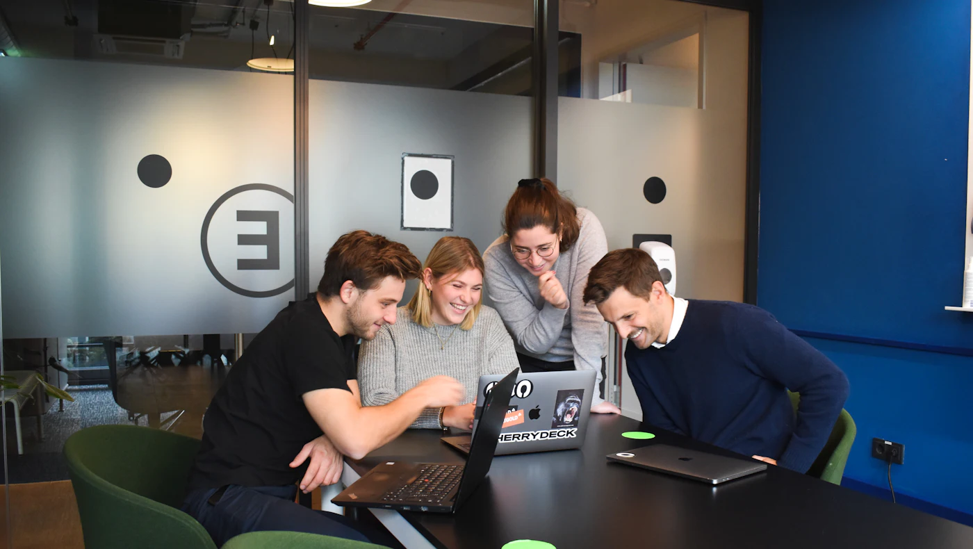 Equipe analisando dados em notebooks
