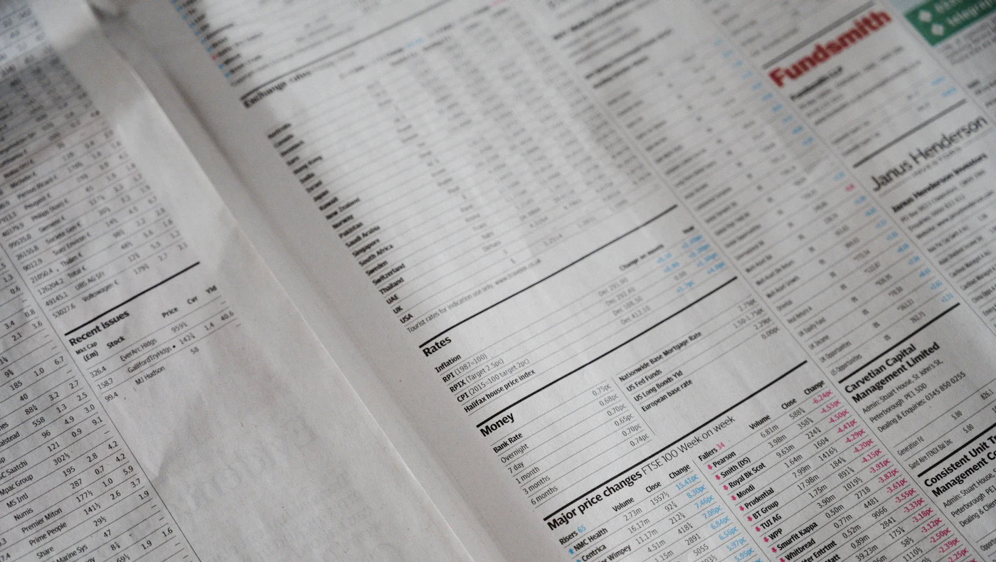 Relatório financeiro impresso com colunas de números