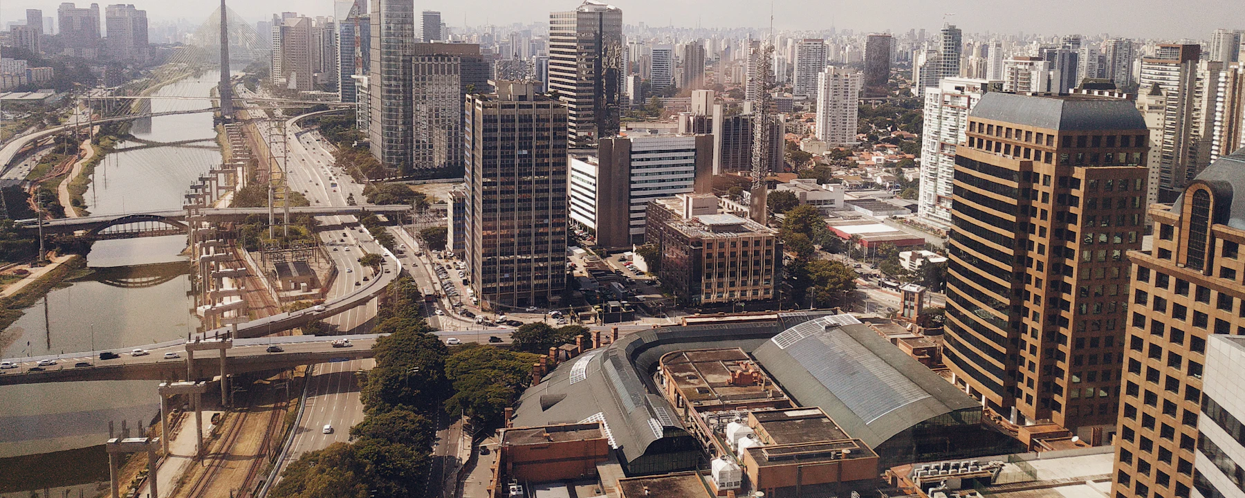 Vista aérea de São Paulo com a Marginal Pinheiros