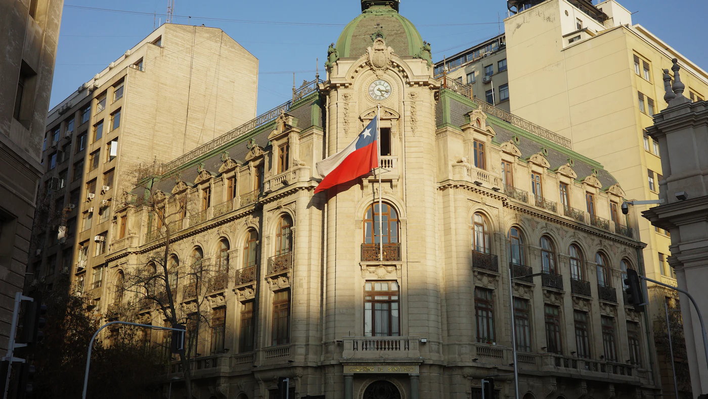 Edificio histórico con la bandera de Chile